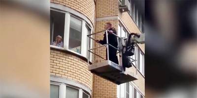 Участковый в Москве спас пенсионера в запертой квартире
