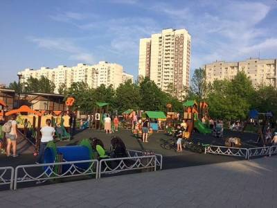 Тело мужчины нашли на детской площадке в Москве