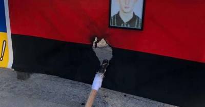 В Одессе вандалы подожгли красно-черный флаг на мемориале погибшим евромайдановцам (ФОТО)