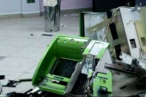 В России грабители взорвали банкомат и унесли 1,5 миллиона рублей. Видео