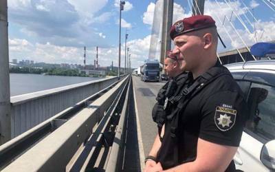 Двое мужчин пытались покончить с собой на Южном мосту Киева