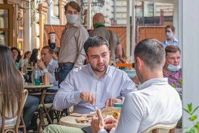 Предпринимателям рассказали, как открыть летние кафе и веранду в Москве