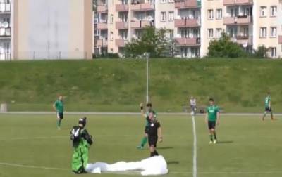 В Польше футбольный матч прервал парашютист