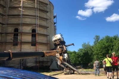 В Тверской области на стройке храма упал подъемный кран