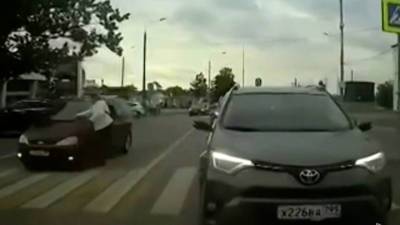 В Москве машина сбила женщину на самокате