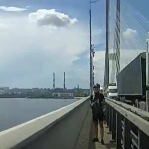 В Киеве на Южном мосту два человека пытались покончить с собой. Видео