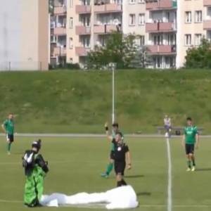 В Польше парашютист спустился на футбольное поле во время матча. Видео