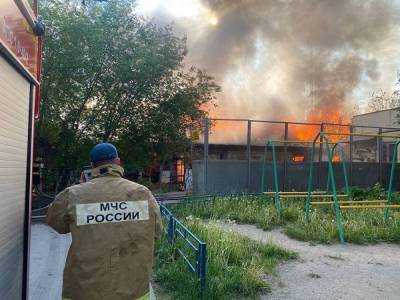 В центре Екатеринбурга загорелось здание. Столб дыма виден из разных районов