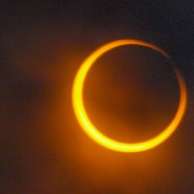 Петербуржцы наблюдают кольцеобразное солнечное затмение вживую
