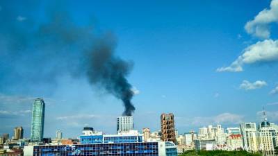 В центре Екатеринбурга горит заброшенный дом (ФОТО, ВИДЕО)