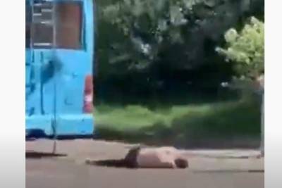 Спрыгнувшего с троллейбуса мужчину в Чите госпитализировали