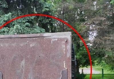 На Харьковщине вандалы изувечили памятник погибшим во Второй мировой: фото