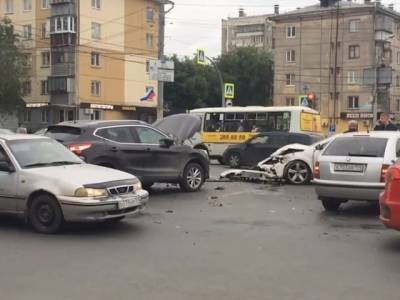 Погибла девушка: в Челябинске на оживленном перекрестке столкнулись пять машин