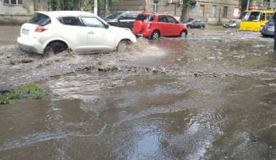 Погодный апокалипсис в Украине: стихия смыла дороги в целом городе - кадры последствий