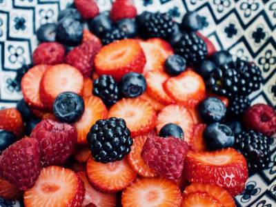 Медики перечислили ягоды и фрукты, резко повышающие уровень сахара в крови