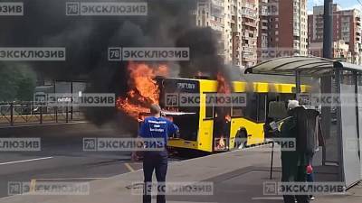 Рейсовый автобус сгорел в Петербурге