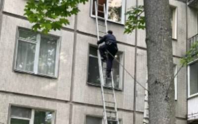 В Петербурге полицейский влез в окно на третьем этажа, чтобы успокоить запертого в квартире мальчика