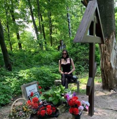 Алена Водонаева выбрала сексуальное мини-платье для посещения могилы Алексея Балабанова