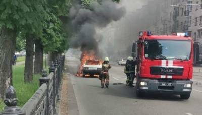 В Киеве на проспекте Победы горит автомобиль