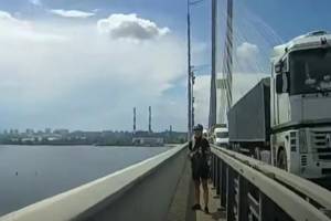 В Киеве двое мужчин пытались спрыгнуть с Южного моста. ВИДЕО