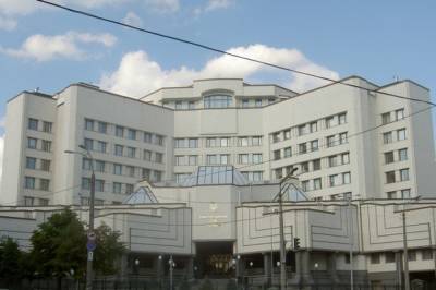 Шесть судей Конституционного суда Украины заблокировали его работу