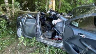В Рыбинске автомобиль врезался в дерево – пострадали четверо