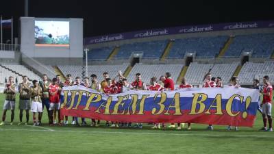 Сборная России по футболу прилетела в Петербург для участия в Евро-2020
