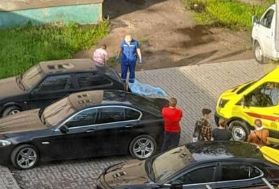 В Смоленске с крыши многоэтажки упал подросток