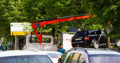 В Калининграде начали эвакуацию машин с «народных» парковочных мест