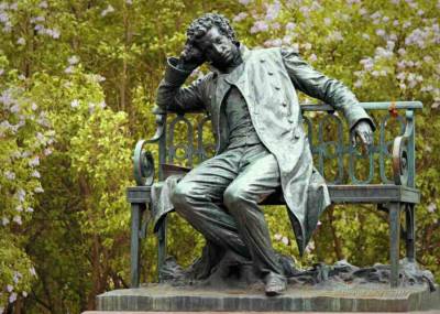Посольство РФ в Латвии назвало варварским поступок в отношении памятника Пушкину
