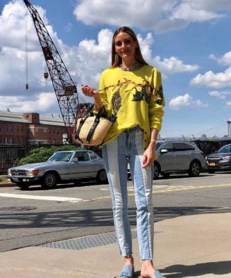 Лимонный джемпер с летучими мышами и полосатые джинсы: Оливия Палермо показала яркий образ для летней прогулки