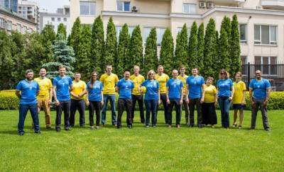 Сотрудники посольства США примерили форму сборной Украины по футболу и мира