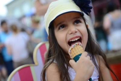 День мороженого: врачи рассказали, сколько холодного десерта можно есть детям