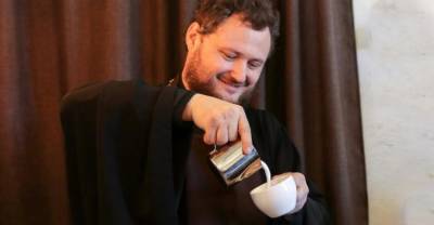 "Православие — это не юбки в пол": Батюшка открыл кофейню при уральском храме и сам стал бариста