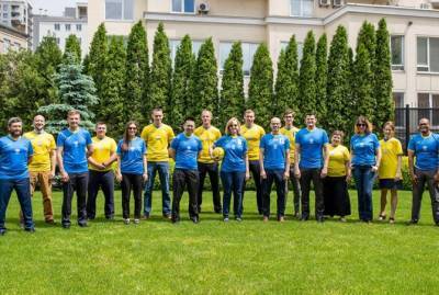 Сотрудники посольства США надели новую форму сборной Украины