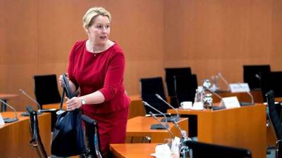 Цена плагиата: немецкого экс-министра лишили докторской степени