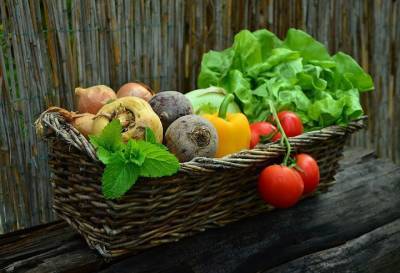 Биотехнолог рассказал, как распознать овощи и фрукты с химикатами
