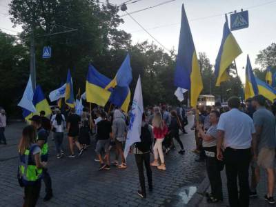 В Одессе снова протестовали моряки: на Французском бульваре жгли фаеры возле дома «коррупционера»