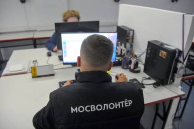 Более пяти тысяч волонтеров помогли москвичам при проведении вакцинации от COVID-19