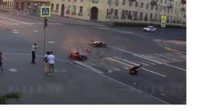 Момент столкновения мотоциклистов на Краснопутиловской попал на видео