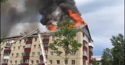 "Всё в дыму, ничего не видно": Мощный пожар охватил крышу многоэтажки на Сахалине