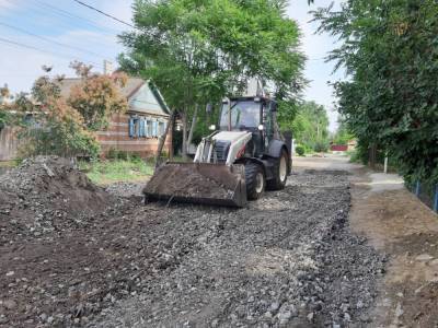 В Астрахани подсыпают грунтовые дороги
