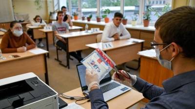 Российские выпускники сдают ЕГЭ по истории и физике