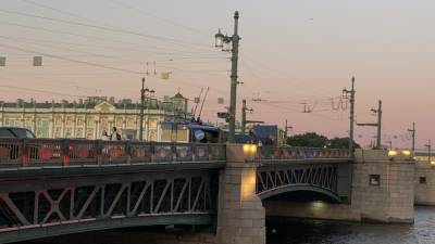Дворцовый мост в Петербурге украсят цветами Евро-2020 в дни матчей