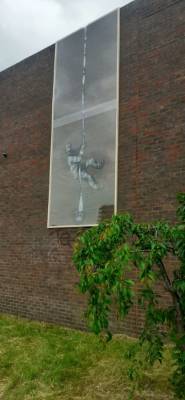 В Британии скандальное граффити Бэнкси защитили от вандалов прозрачным экраном