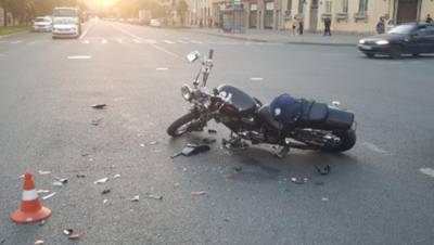 Двух байкеров увезли в больницу после жёсткого столкновения на Зайцева