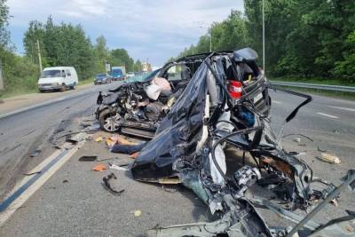 Водитель Land Cruiser погиб после столкновения с КамАЗом в Чувашии