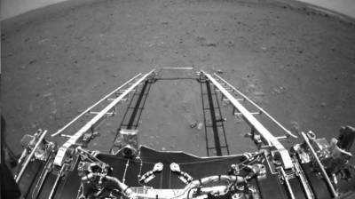 Китайский марсоход передал фото с Красной планеты