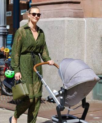 Louis Vuitton - Блондинки выбирают зеленый: Карли Клосс в болотном комбинезоне Fendi - skuke.net
