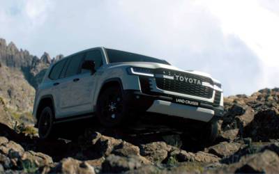 Toyota показала новый Land Cruiser на бездорожье — видео